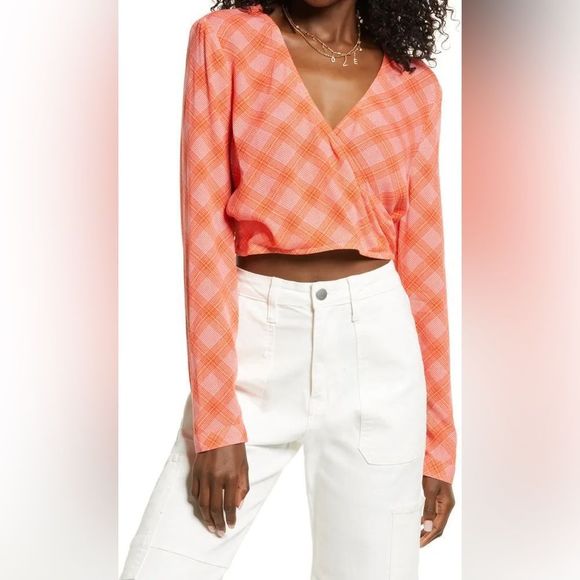 🌸3/$40🌸 Surplice V-Neck Crop Top - Picture 1 of 11